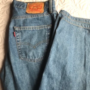 Levis 751 - Levis jeans som är bredare vid benen. Köpta på secondhand men aldrig använda eftersom dom är för stora för mig. Unisex model.💕🤍