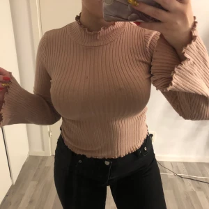 Ribbad tröja med vida armar - Köpt på forever21. Knappt använd. 