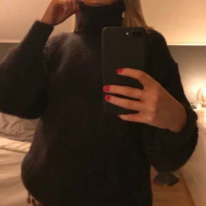 Stickad tröja - Säljer denna supermysiga stickade tröja från hm, tappa bort kvittot men tröjan har aldrig kommit till användning. Lapparna sitter kvar. Har en tjock mysig krage, sticks inte det minsta. Säljer den till ordinarie pris 💘 