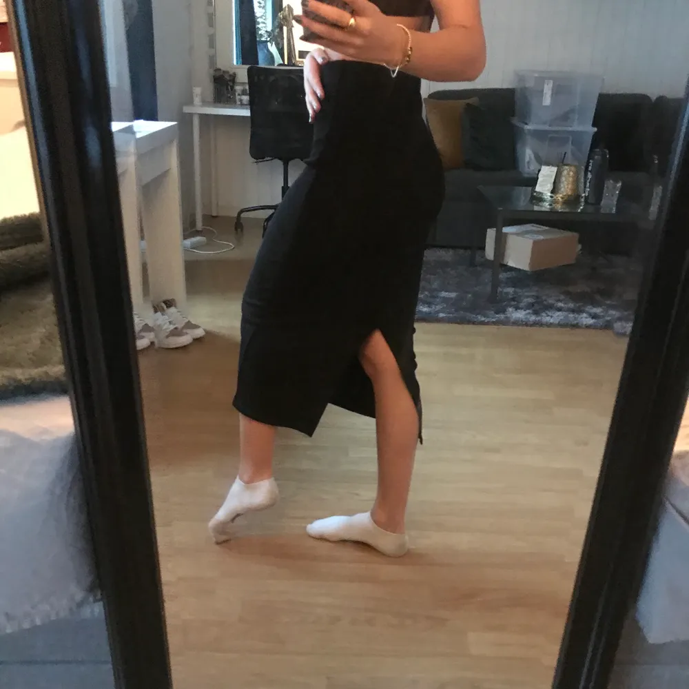 Denna långa svarta refflade kjol med slits ger en så fin form på kroppen men är inte för tajt! Så fin till både höst och sommar . Kjolar.