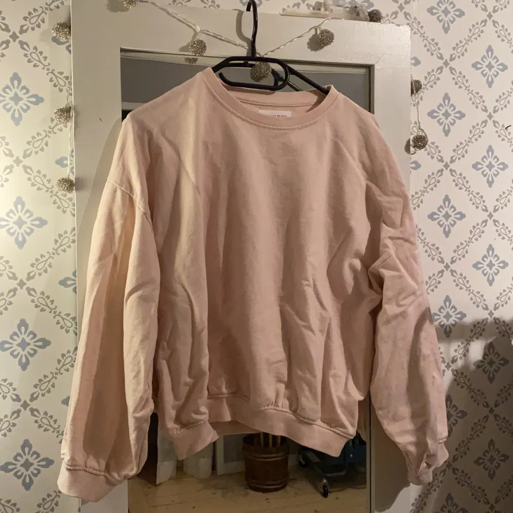 Babyrosa sweatshirt i lite ballongmodell. Aldrig använd! Köpt från ASOS . Tröjor & Koftor.