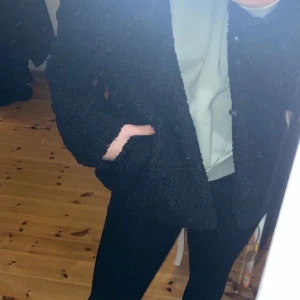 Teddyjacka - Svart Teddyjacka i lite kortare modell, väldigt skön! Stängs med speciella knappar. Sällan använd ca 1år gammal. Märke soul river, strl S. Köpt för 399 säljer för 250!
