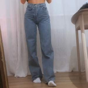 Säljer dessa superfina jeans från Zara pga av att dem inte kommer till användning för mig tyvärr. Använd fåtal gånger. Frakt tillkommer<3 Jag är 170cm och den är lite långa på mig! Priset kan diskuteras 