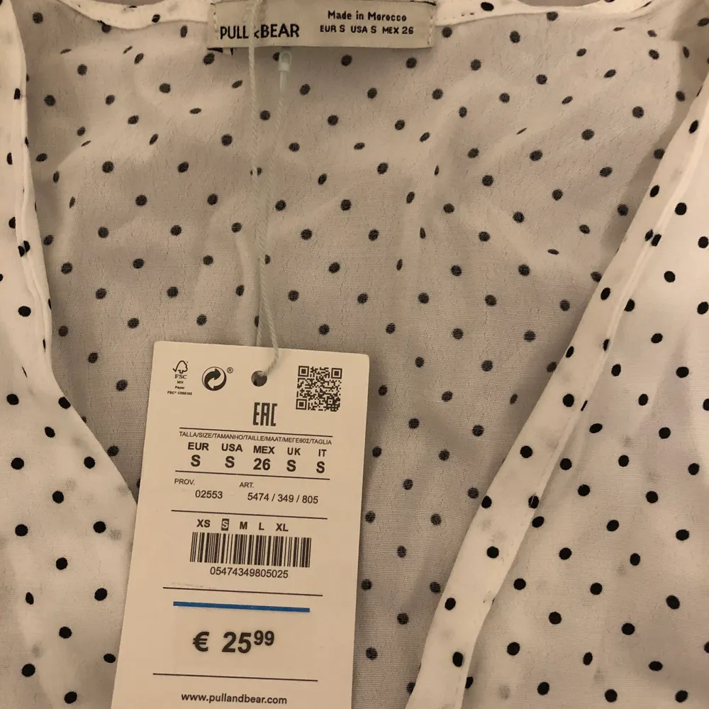 Söt prickig blus från pull&bear i strl S. Aldrig använd, lappen kvar. Säljer för 100kr+frakt💕. Toppar.