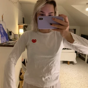 Comme des garçons tröja - Vit tröja från comme des garçons, storlek M men sitter mer som S. Finns ett litet hål i en av sömmarna, skickar fler bilder privat vid intresse!🤍