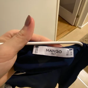 Väldigts fin blus i blå - Så himla skön material och fin färg, den här blusen passar till allt möjligt. Till ett par jeans, en kjol, ett par shorts, alltså allt! Väldigt fin material och är nästan aldrig använd. 