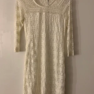 vit lindex klänning  - creme vit/ vit klänning från lindex i storlek M. använd några gånger. buda i kommentarerna! frakten betalar kunden!