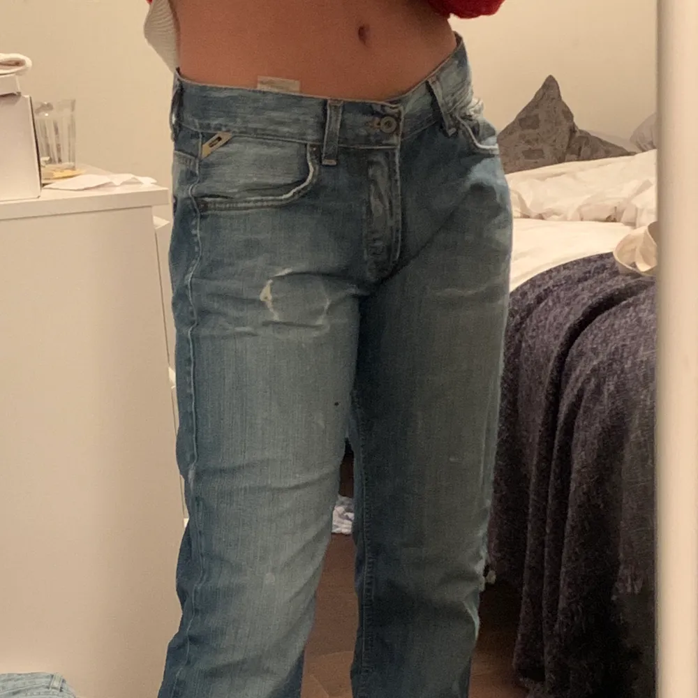 Säljer nu mina jack n Jones slitna lågmidjade jeans för att de har blivit för stora 😫😫 Buda i kommentarerna från 100kr 💙💀 Möts upp i sthlm eller så betalar köparen för frakten. Jeans & Byxor.