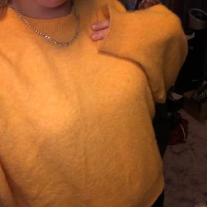 Tröja - Säljer denna mysiga tröja! Det är så mjuk och skön älskar den men andvänder aldrig! Den är från Weekday nypris 500kr💕💕💕