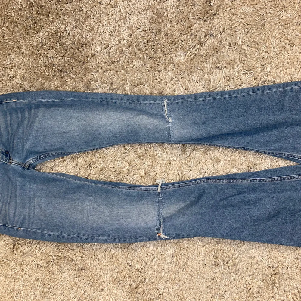 Blåa bootcut jeans från crocket men hål vid knäna, knappt använda, strl 22/33. Jeans & Byxor.