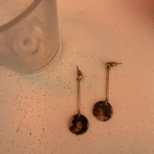 Nakd örhängen - Guldiga örhängen från Nakd, oanvända!💛