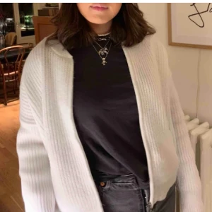 Stickad kofta från na-kd - Säljer min älskade kofta från na-kd som jag köpte här på Plick (hennes bilder), men som dessvärre aldrig används samt behöver pengar. I strl M men passar både mindre och större! Skickar fler bilder vid intresse. Helt slutsåld online💜