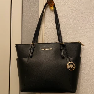 Michael kors svarta väska - Väldigt bra skick och använt sparsamt, äkta