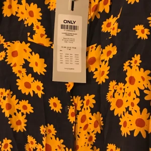 Blommig klänning - Blommig klänning som tyvär köptes i fel storlek! fläckfri och aldriganvänd! 💌