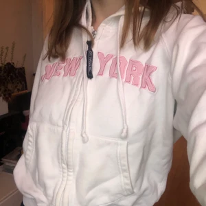 New York hoodie💕 - Söt hoodie med huva från New York! Det är barnstorlek så lite kort i ärmarna vilket syns på sista bilden annars sitter den som en xs/s💕kan mötas upp på Södermalm eller så står köparen för frakten🎡💓