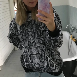 Collage tröja från NAKD - Säljer denna fina collage tröja från NAKD då den inte kommer till användning. Den är i storlek XSS men är väldigt oversized så beroende på hur man vill att den ska sitta kan den passa storlekar från XXS till M🦋🤍✨