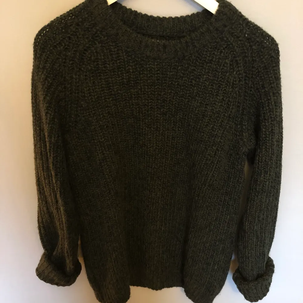 Stickad tröja från weekday! Knappt använd. Unisex! Storlek S men är något oversize. Färgen är mörkt grön. Kan skickas elle mötas upp i Stockholm . . Neuleet.