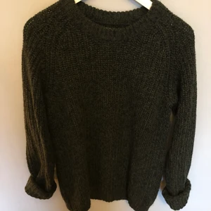Stickad tröja  - Stickad tröja från weekday! Knappt använd. Unisex! Storlek S men är något  oversize. Färgen är mörkt grön. Kan skickas elle mötas upp i  Stockholm . 