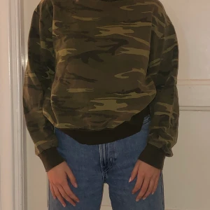 Collage tröja storlek S  - 💚Super fin collage tröja från Urban Outfiters i camo💚 70kr + frakt ✨