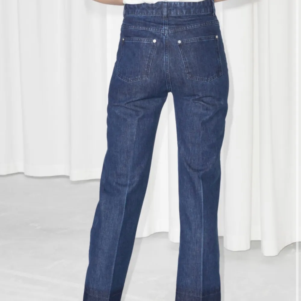 Mörkblåa jeans. Bootcut, storlek 27 i waist. (För små för mig numera så lånat bilder från & Other stories hemsida) innerben 80 cm, ytterben 108 cm, midja 37 cm (ganska high waitsed). Jeans & Byxor.