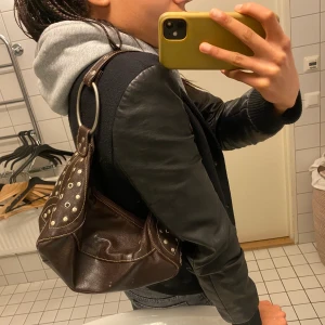 Ball väska🤎 - Jättefin rymlig brun baguettebag i läder. Är köpt på humana men jag har endast använt den en gång. Bra skick! Väskan har ett stort fack samt ett litet innerfack. Bara att höra av sig vid för fler bilder eller frågor.                   (Står ej för eventuell frakt)🤎