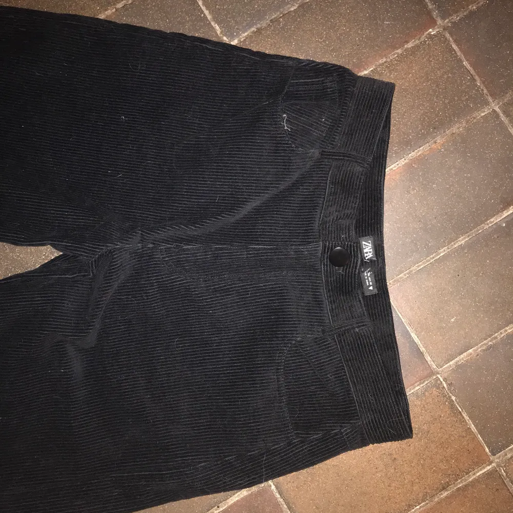 Ett par Manchester byxor som längre inte passar in i min garderob, aldrig använda vilket gör att dem är ett mycket bra skick (orginal pris 599kr) . Jeans & Byxor.