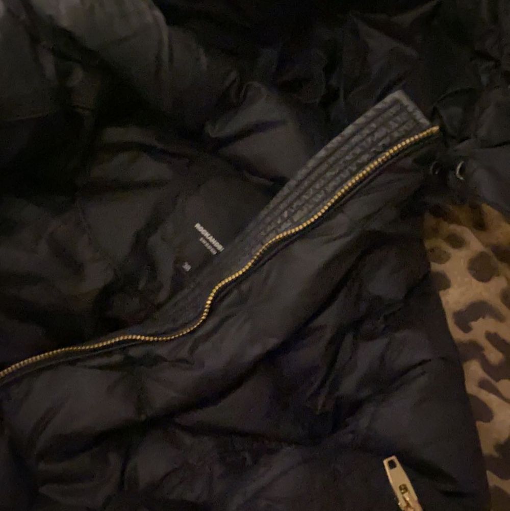 Rockandblue jacka strl 38 säljer den eftersom den har blivit för stor för mig. Den är i ok skick skulle jag säga och väldigt varmt enda problem är att dragkedjan brukar fastna ibland annars är den fint på och varmt som sagt, och den är äkta så klart.. Dragkedjan behöver fixas så kan släppa den billigare om du är seriös. Är du intresserad skicka gärna ett pm. . Jackor.