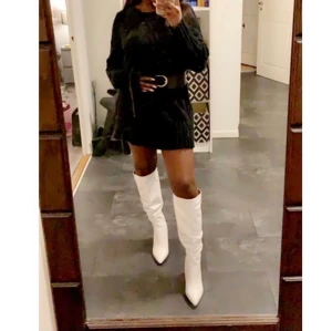 Knähöga vita stövlar  - Snygga stövlar, har endast använts 1 gång. Dock ett litet märke som inte syns när man har de på, se bild 3 