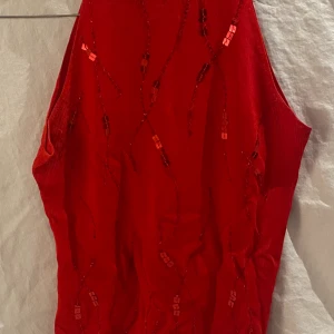 Retro topp  - Jätte söt röd topp med glitter fast sytt på den , den är knappt använd och är som ny . De är en storlek m men passar bra på s och xs 