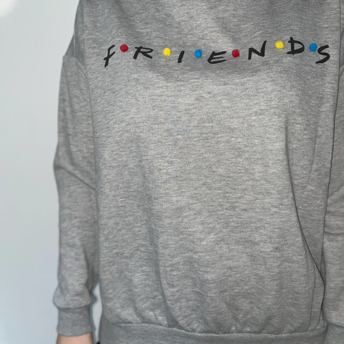 Hoodie med ”friends” tryck. - 91