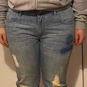 Blåa boyfriend jeans aldrig använda lapparna sitter kvar. Storlek 30/32 köpte dom för 600kr.