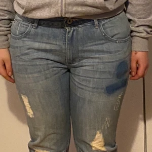 Jeans  - Blåa boyfriend jeans aldrig använda lapparna sitter kvar. Storlek 30/32 köpte dom för 600kr.