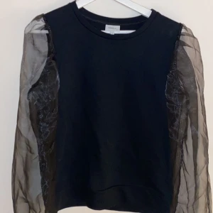 Tröja från Only storlek M  - Använd endast 1 gång, köpte den för inte alls längesen. Väldigt skön och behaglig, väldigt fina puffiga genomskinliga ärmar på tröjan, lite tjockt material på själva tyget. 