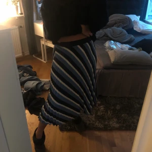 Funky lång kjol - Så härlig kjol, påminner om 70 tal! Skön och perfekt längd🥶