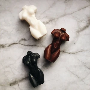 Hemma gjorda ljus🕯 - Vi är två tjejer som kommer börja göra ljus✨ dom kommer vara i alla tänkbara färger & former😍 och alltid under 50 lappen nu när vi precis börjat🥰 vi skulle vilja ha tips & önskemål på vilka ljus & färger som skulle kunna vara intressanta för er att köpa🕯 så skriv gärna en kommenterar eller ett Dm med tips✨