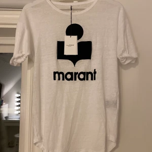 Isabel Marant t-shirt - Säljer min fina Isabel Marant t-shirt, helt oanvänd och prislappen är kvar💖💖 storlek M, Originalpris 1600kr