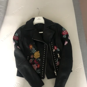 LÄDERJACKA - romeo & juliet couture - En mycket fin och trendig jacka av märket Romeo & Juliet i fantastisk kvalité. Jackan är inköpt i New York och prydd med vackra broderier.  MÄRKE: romeo & juliet couture  SKICK: oanvänd  STORLEK: small.   (599+FRAKT)