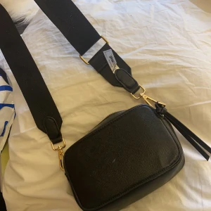 Väska  - Säljer denna väskan då den ej kommer till användning. Superfin från Gina tricot!