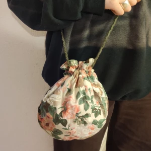 Handskydd väska - Handskydd väska, aldrig använd. 24x24 cm. Finns fler modeller på min profil.🌻🏵️