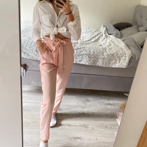Rosa kostymbyxor från Retro - Superfina pastellrosa kostymbyxor i storleken xs. Väldigt sköna och bara använda någon gång. Byxorna är i bra skick och kommer från Retro. Pris 100kr