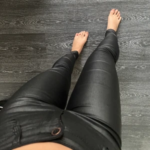 Skinnbyxor - Super snygg skinnbyxor från Stradivarius! Köpt här på plick, säljer då det inte riktigt kommer till användningen🤛🏼☺️  150:- ikl frakt!!💖