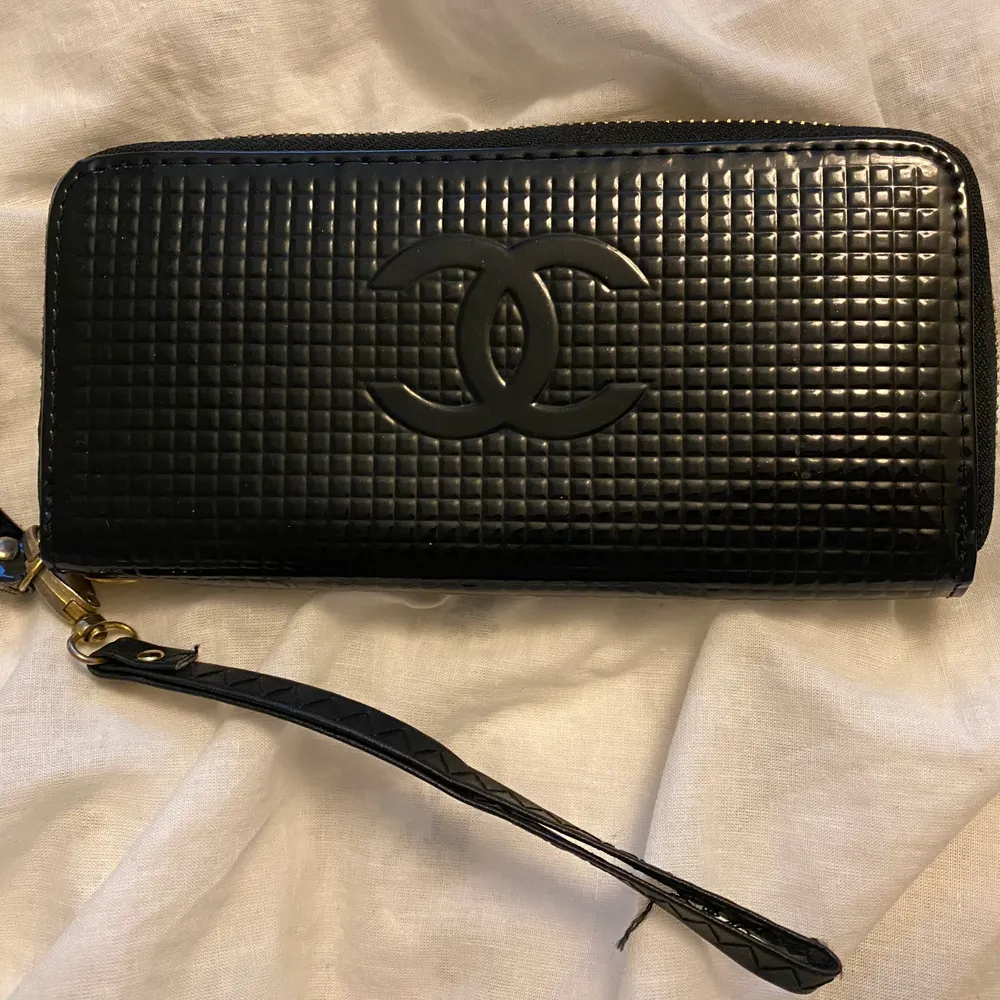 Snyggaste plånboken i coolaste materialet med plats för kort mm 🖤🖤 I fint skick. Accessoarer.