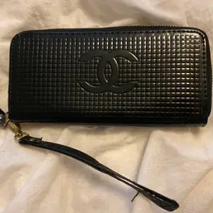 Snyggaste plånboken i coolaste materialet med plats för kort mm 🖤🖤 I fint skick