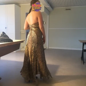 Balklänningar - Helt oanvänd eftersom balen blev inställd. Jättefin annars. Nypris 2000kr. Kom privat för bättre bilder. Låg rygg så ska användas som bäst utan behå men har behå på bilderna vilket gör att passformen inte är helt rätt.