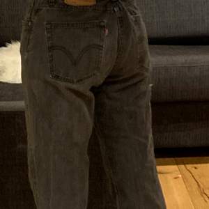 As snygga grå Levis jeans som är lite oversized. Man kan ha dom så att de är högmidjade men man kan också lägga dom på höfterna så att dom blir coola 90 tals jeans. Jag är 164 och de är perfekta i längden! Skulle säga att dom är runt str 34/36. Fråga om du vill veta mer!❤️