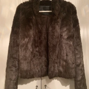 Nya !!Päls jacka i brun strl S  - OnlNEW RUTH FUR JACKET OTW i brun ONLY strl s Ny ,aldrig använd Nypris 899kr Pris kan diskuteras