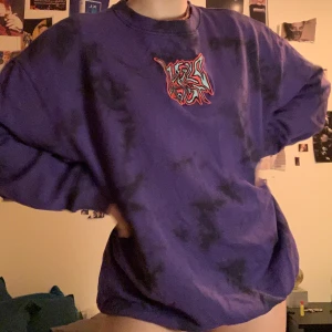 Weekday Sweatshirt M - Så snygg oversized weekday tröja med lila, svart färg och ascoolt tryck. Säljer pga inte min stil längre :(. Buda i kommentarerna från 100kr. Köpte den för 500 kr💜🖤