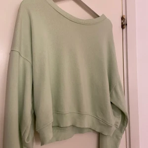 Pull & bear - Köptes för 2veckor sedan men har och kommer inte andvändas då den är lite för kort för mig, men annars är den super fin. I ny skick. Köparen står för frakt 📦 💗