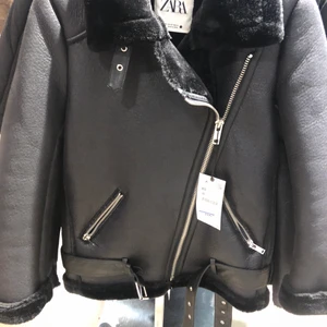 Zara jacka  - Zara jacka i väldigt bra skick. Endast använt ngra gånger. Nypris 1200kr 