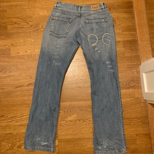 Dolce&gabbana byxor - Sjukt snygga jeans från dolce&gabbana med snygga slitningar och passform. Jag har storlek s och dom är stora men funkar bra med ett skärp. Står inte vilken storlek men skulle säga s-l beroende på hur dom ska sitta. Skit snygga bak där det står DG😍